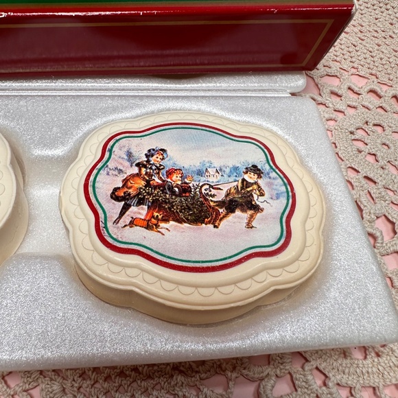 Vintage Avon White Christmas Collection Soap Set – Victorian Winter Scene – NIB - Picture 2 of 7